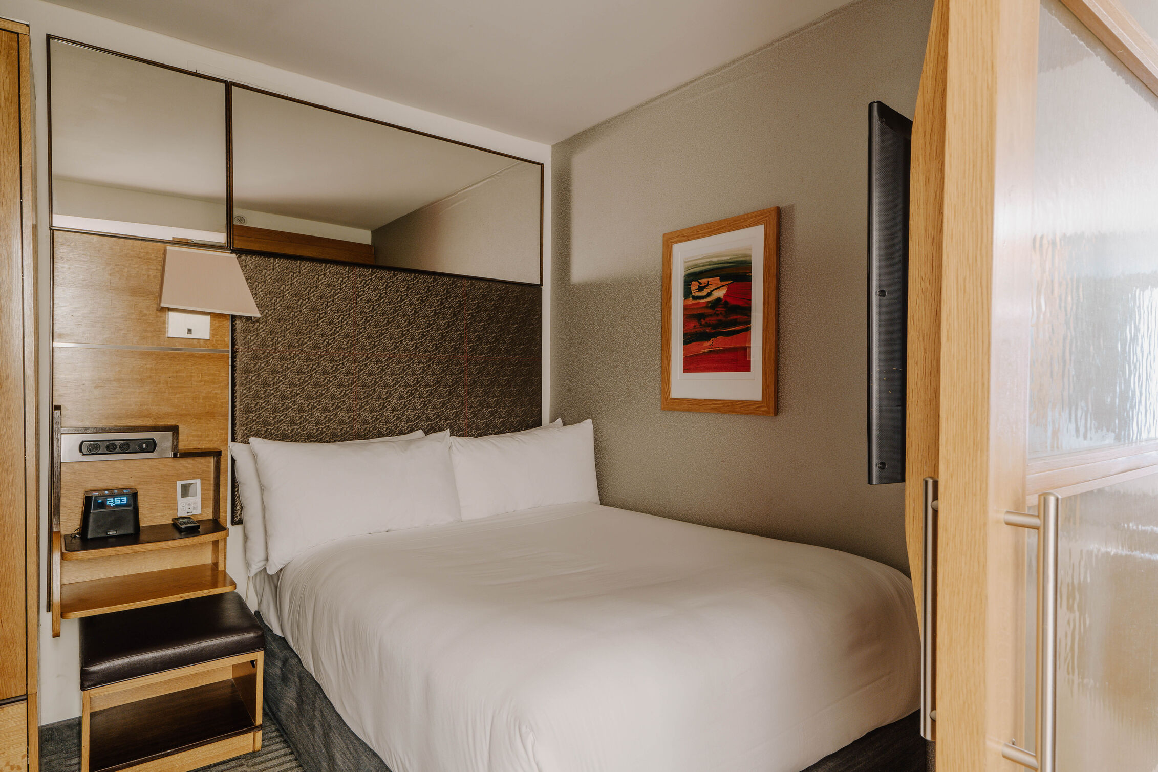 Adam_Firman_Club_Quarters_The_Jewel_Room_607_2_Bedroom_Suite-1_optimized_1000