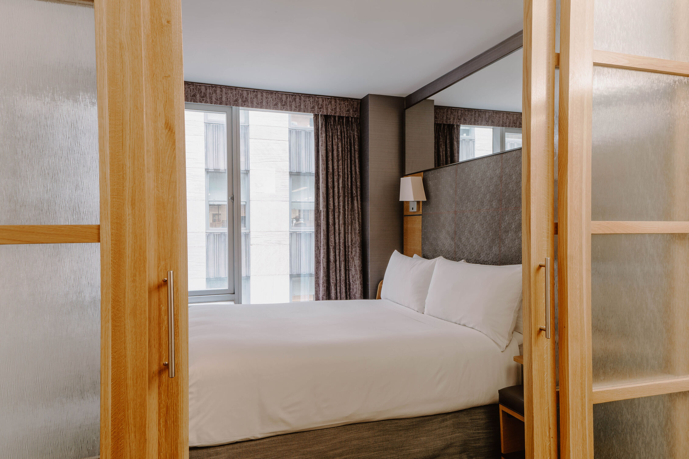 Adam_Firman_Club_Quarters_The_Jewel_Room_607_2_Bedroom_Suite-2_optimized_1000